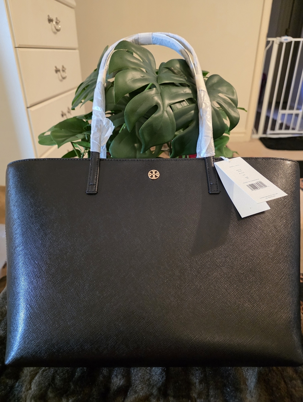 NWT TORY BURCH SM Sleek Black Tote with Subtle Gold Accent FRER GIFTS - Picture 3 of 8